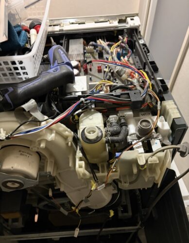 パナソニックドラム式洗濯機H59エラー：古いファンモーターの分解中